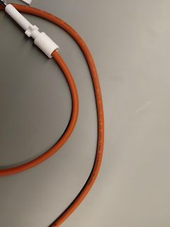 Oranges Kabel mit Beschriftung
