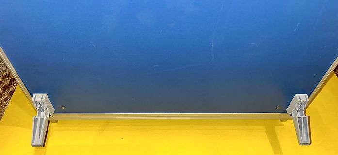 Unterseite eines blauen Gehäuses mit Standfüßen