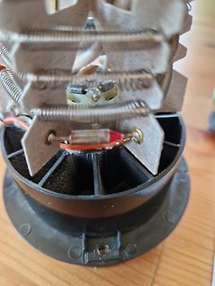 Innenansicht eines elektrischen Geräts mit Metallspiralen