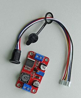 Leiterplatte mit DC-DC-Wandler und Kabeln