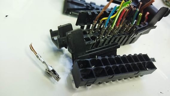 Elektrischer Mehrpolstecker mit bunten Kabeln