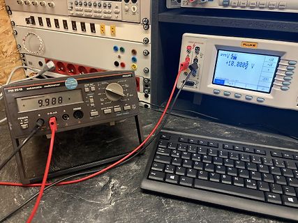 Messaufbau mit Multimeter und Fluke-Messgerät