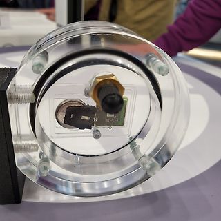 Transparentes Gehäuse mit eingebauter Platine und Sensor