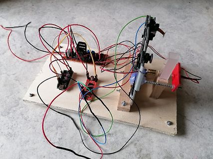 Elektronischer Aufbau mit Leiterplatten und Verkabelung auf Holzbrett