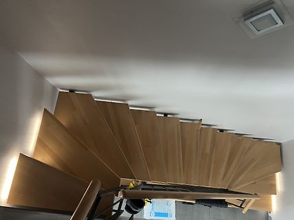 Holztreppe von unten betrachtet