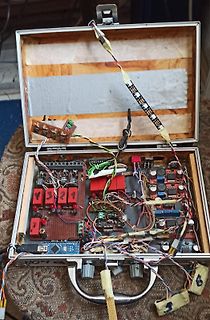Elektronik-Aufbau in einem Koffer mit Leiterplatten und Verkabelung