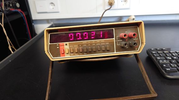 Digitales Multimeter auf Werkstatttisch
