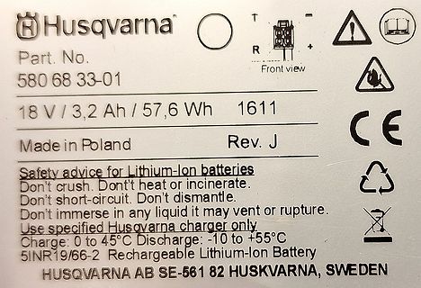 Typenschild eines Husqvarna Lithium-Ionen-Akkus