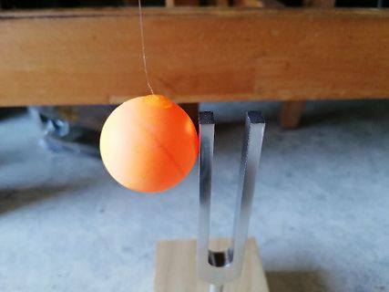 Stimmgabel mit hängender Kugel