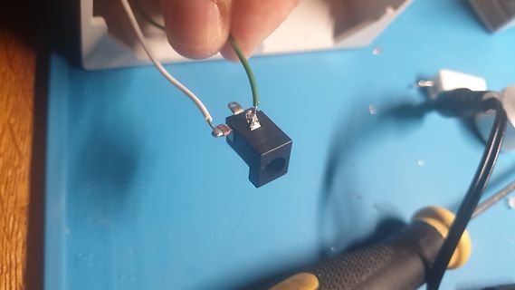 Gelötete Kabel an einem schwarzen Bauteil