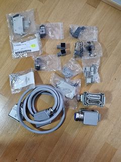 Elektronische Steckverbinder und Kabel in Plastikverpackungen