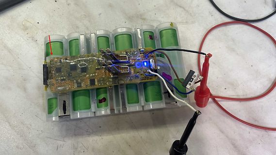 Akku-Pack mit BMS-Platine und Messspitzen