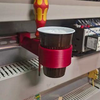 3D-gedruckter Becherhalter an einer Hutschiene