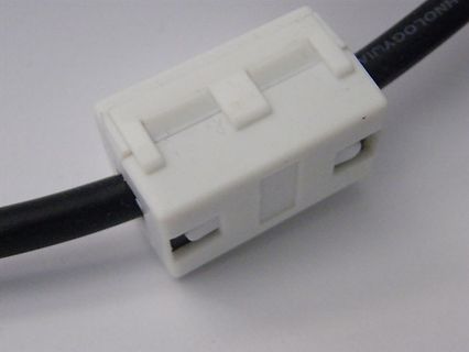 Weißer Kunststoffstecker an einem schwarzen Kabel
