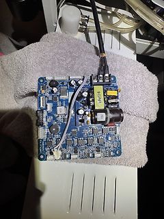 Leiterplatte mit elektronischen Bauteilen und Kabeln