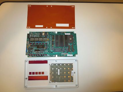 Zerlegte Elektronikplatine mit Gehäuseteilen