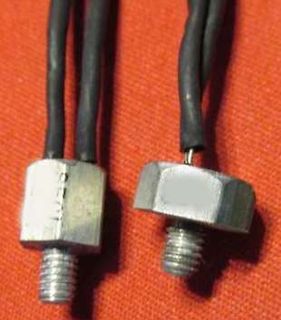 Zwei Kabel mit Muttern und Gewinden