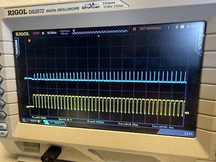 Abfotografiertes Rigol DS2072 Digital Oszilloskop mit zwei Signalen