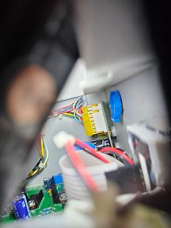 Innenansicht eines elektronischen Geräts mit Leiterplatte und Kabeln