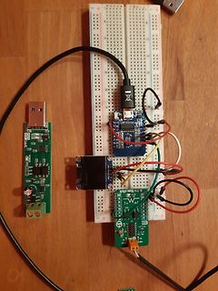 Elektronik-Aufbau mit Breadboard, Mikrocontroller und Sensoren