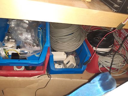 Aufbewahrungsboxen mit Kabeln und Elektronikkomponenten