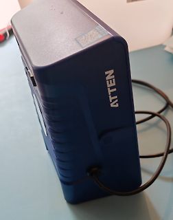 Blaues ATEN Gerät mit Kabel