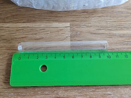 Glasröhrchen neben Lineal