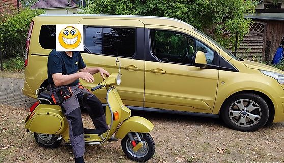 Mann auf gelbem Motorroller vor gelbem Van