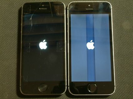 Zwei iPhones mit Apple-Logo auf Displays
