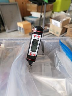 Digitales pH-Meter in Plastiktüte