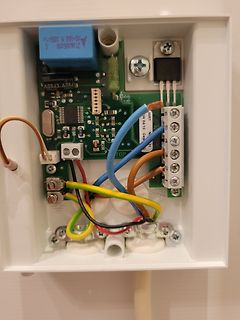 Offene Elektronikplatine in Gehäuse mit Verkabelung