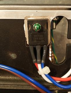 Leistungs-MOSFET auf Kühlkörper mit Verkabelung