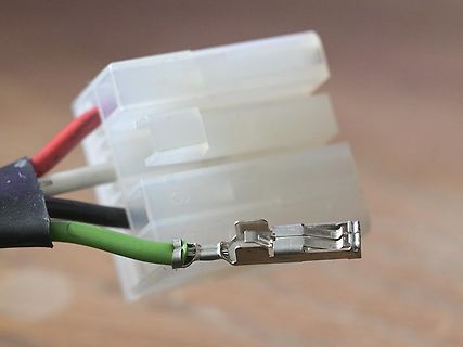 Elektrischer Stecker mit Kabeln und Kontakten