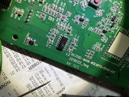 Nahaufnahme einer bestückten grünen Leiterplatte