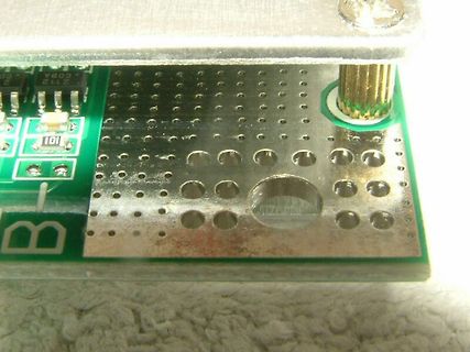 Nahaufnahme einer Leiterplatte mit Metallabdeckung