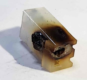 Beschädigtes elektronisches Bauteil mit Schmelzspuren