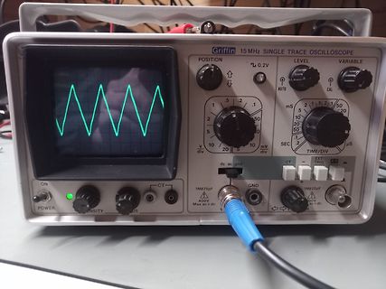 Abfotografiertes Griffin 15 MHz Oszilloskop mit Sinuswelle