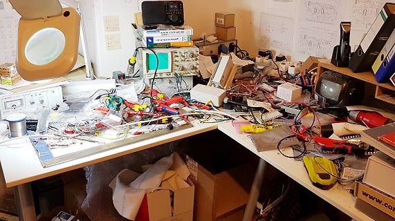 Unordnung auf einem Elektronik-Arbeitstisch