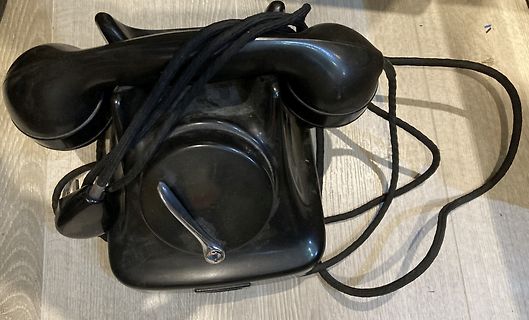 Altes schwarzes Wählscheibentelefon