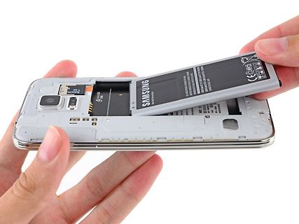Hintere Ansicht eines geöffneten Samsung Smartphones