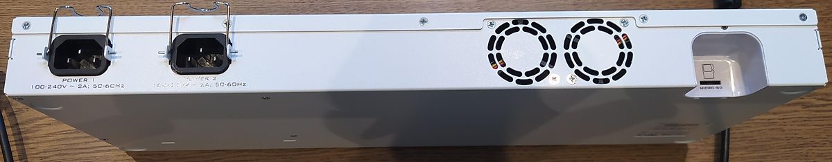 Rückseite eines Netzteils mit Stromanschlüssen und Lüftern