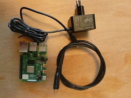 Raspberry Pi mit Netzteil und USB-Kabel