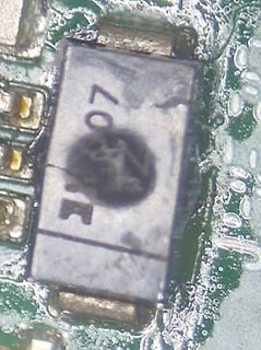 Makroaufnahme eines SMD-Bauteils auf Leiterplatte