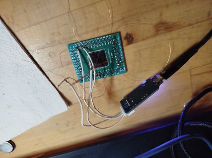 Leiterplatte mit Drahtverbindungen und USB-Kabel