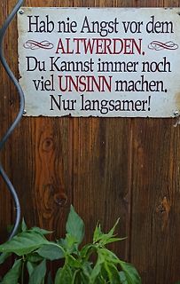 Schild mit deutschem Spruch