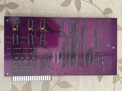 Lötseite einer violetten Leiterplatte