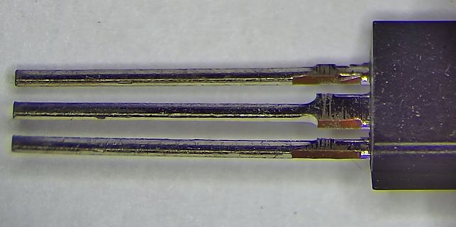 Makroaufnahme eines elektronischen Bauteils mit drei Pins