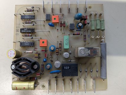 Geätzte Leiterplatte mit elektronischen Bauteilen