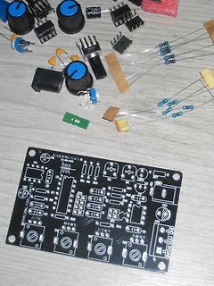 Elektronikbauteile und unbestückte Leiterplatte