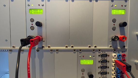 Messgerät mit digitalen Displays und Messkabeln